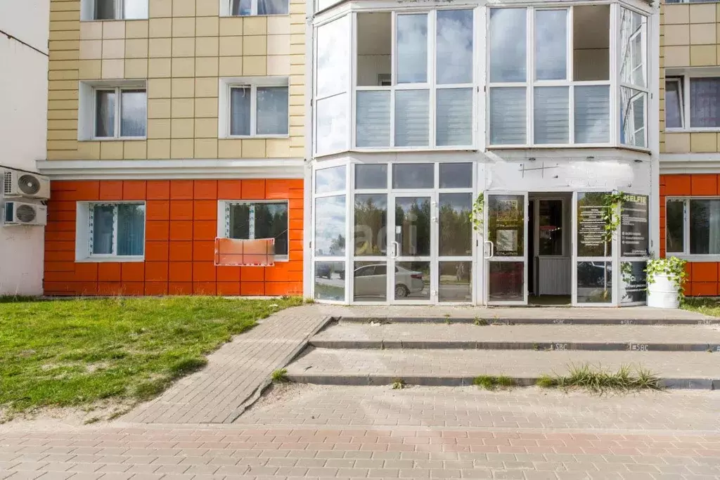 Торговая площадь в Ханты-Мансийский АО, Сургут ул. Александра ... - Фото 1