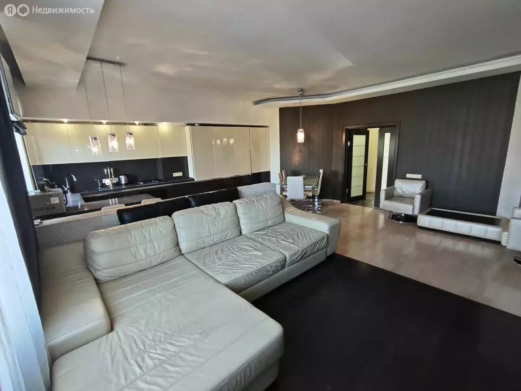 3-комнатная квартира: Астрахань, улица Кирова, 44 (110 м) - Фото 0
