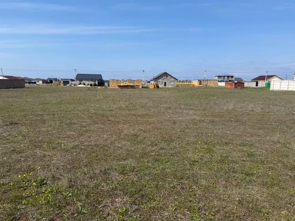 Участок в Крым, Черноморский район, с. Новосельское ул. Вишневая, 10 ... - Фото 1