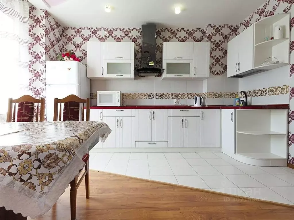 2-к кв. Астраханская область, Астрахань пл. Карла Маркса, 3к1 (70.0 м) - Фото 0