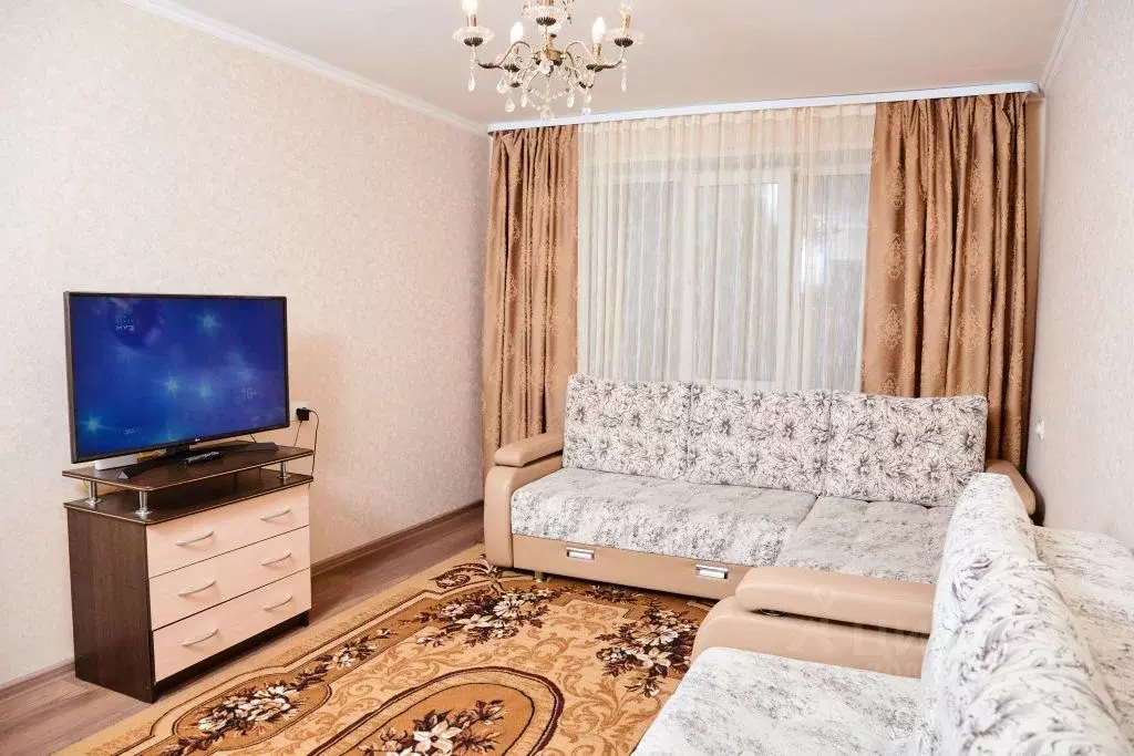 1-к кв. Тюменская область, Тобольск 7-й мкр, 26 (63.0 м) - Фото 0