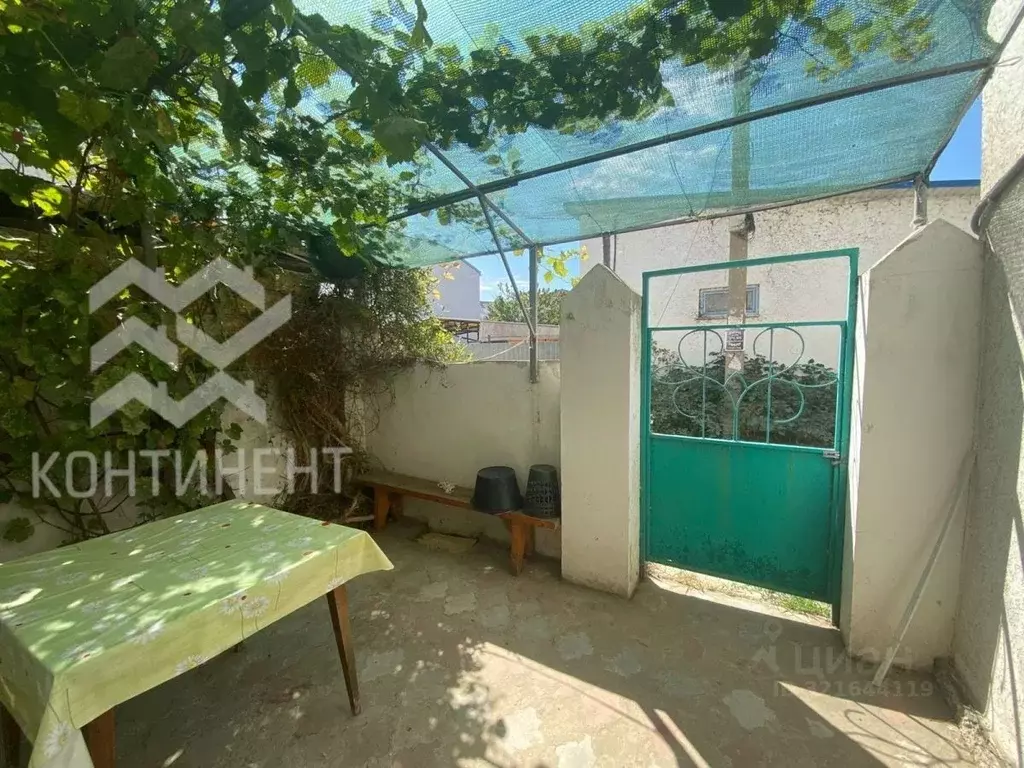 Дом в Крым, Сакский район, с. Штормовое ул. Ленина (200 м) - Фото 1