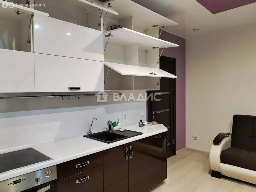 3-комнатная квартира: посёлок городского типа Краснозатонский, ... - Фото 1