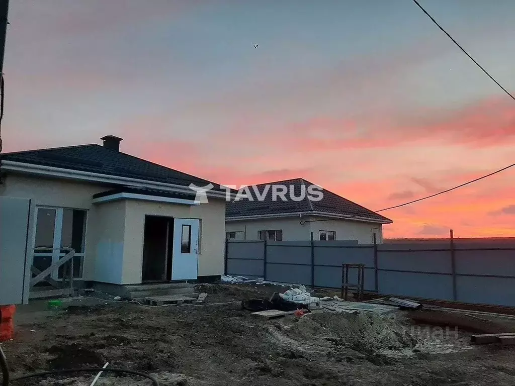 Дом в Крым, Симферопольский район, Чистенское с/пос, с. Новозбурьевка ... - Фото 0