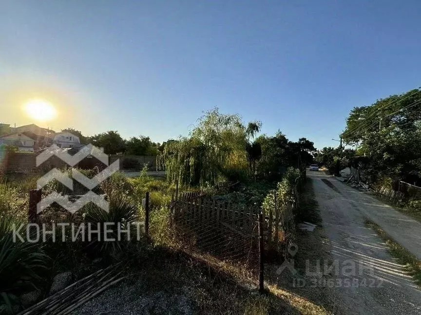 Участок в Крым, Черноморское пгт проезд Западный (8.0 сот.) - Фото 1