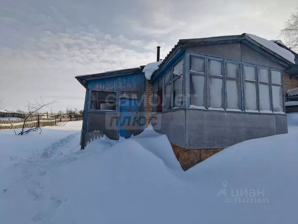 Дом в Оренбургская область, Сакмарский район, с. Белоусовка ... - Фото 1