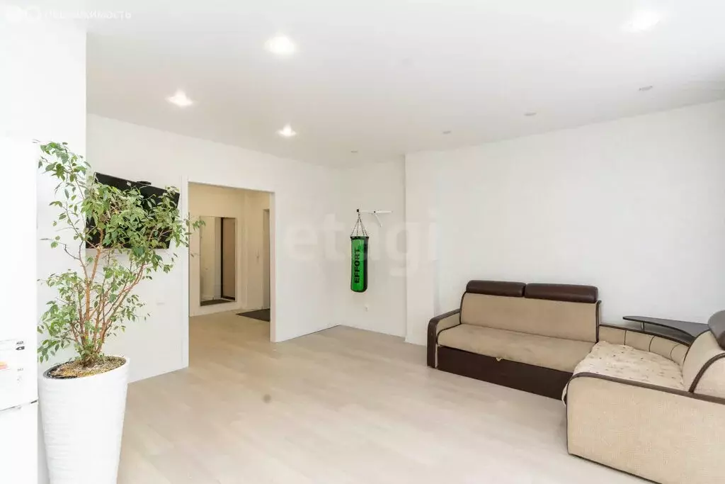2-комнатная квартира: Тюмень, улица Павла Шарова, 8 (70.6 м) - Фото 1