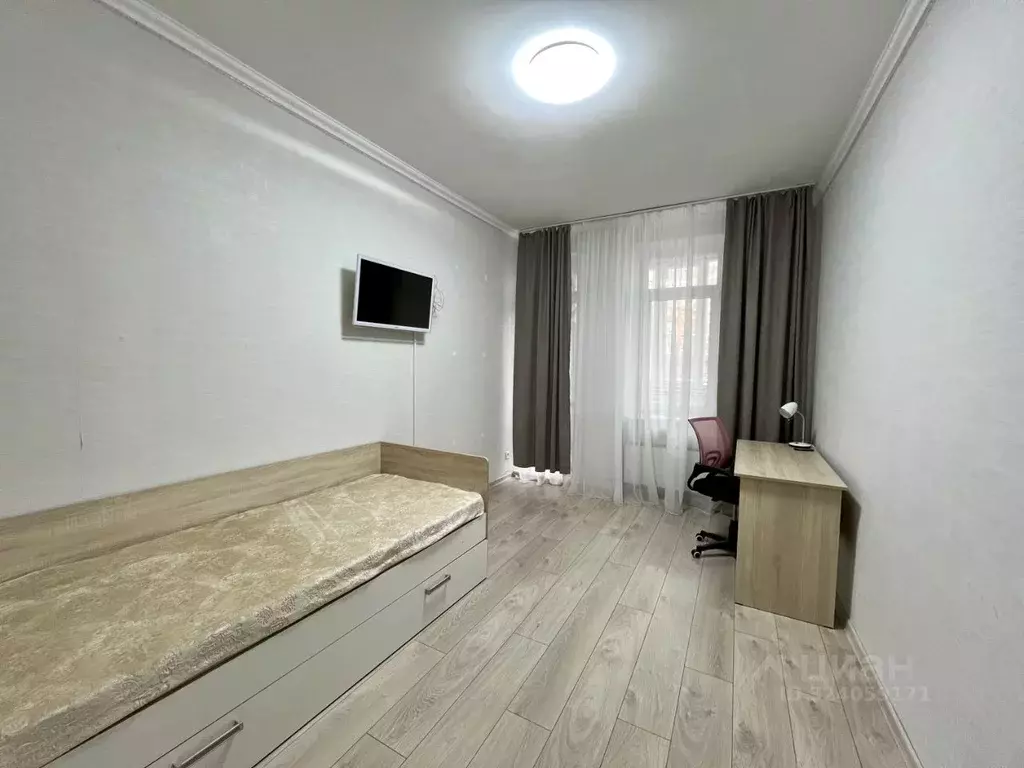 2-к кв. Омская область, Омск просп. Комарова, 15 (69.7 м) - Фото 2