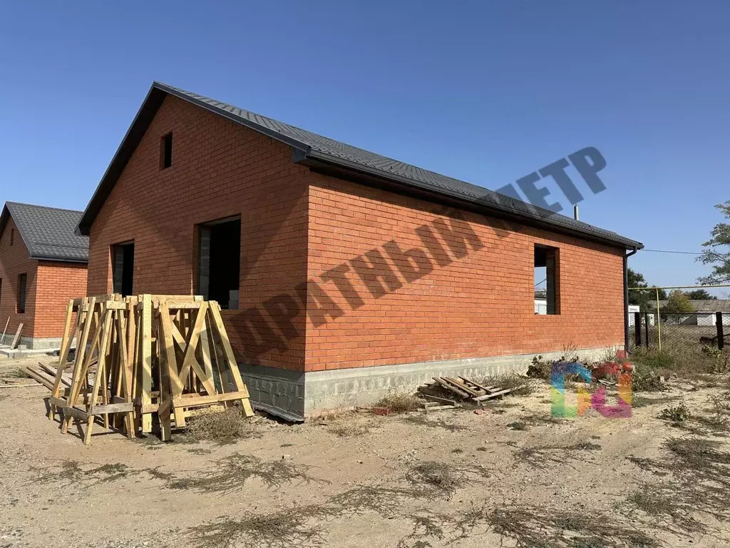 Дом в Калмыкия, Целинный район, с. Троицкое ул. 60 лет Калмыкии (120 ... - Фото 1