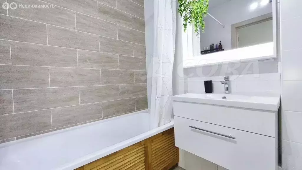 2-комнатная квартира: Тюмень, улица Владимира Бахарева, 1к1 (69.3 м) - Фото 1