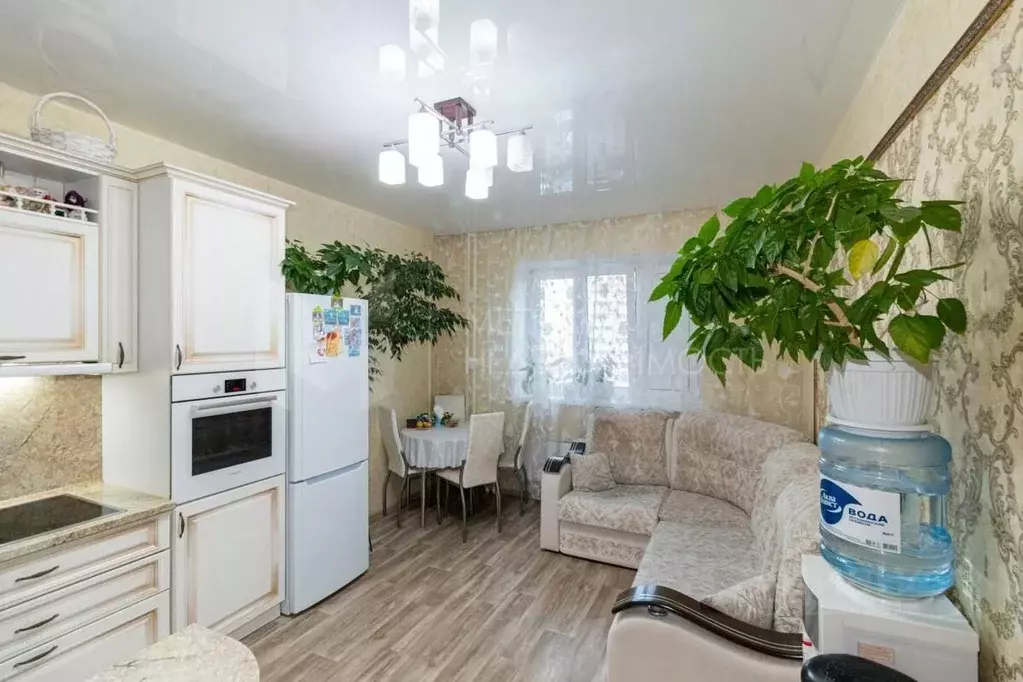 2-к кв. Тюменская область, Тюмень ул. Верхнетарманская, 1 (54.9 м) - Фото 1