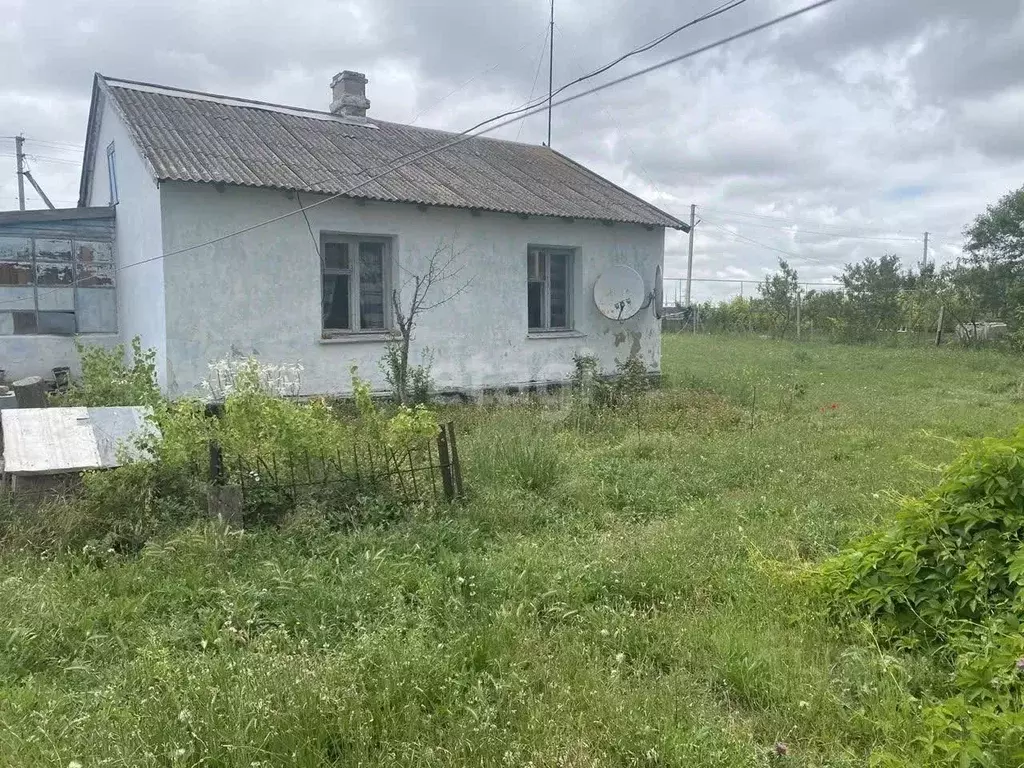 Дом в Крым, Черноморский район, Медведевское с/пос, с. Медведево ул. ... - Фото 1