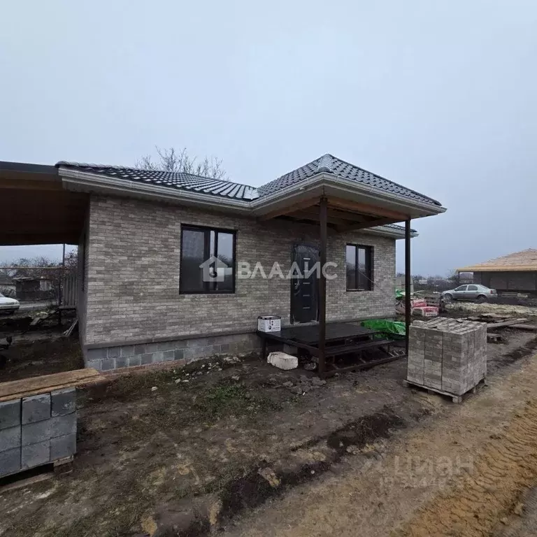 Дом в Белгородская область, Корочанский район, Погореловское с/пос, с. ... - Фото 1