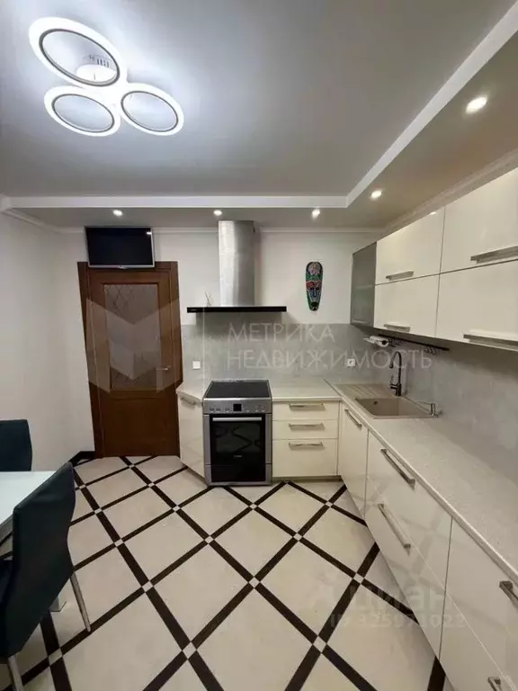 2-к кв. Тюменская область, Тюмень ул. Газовиков, 61 (57.2 м) - Фото 1