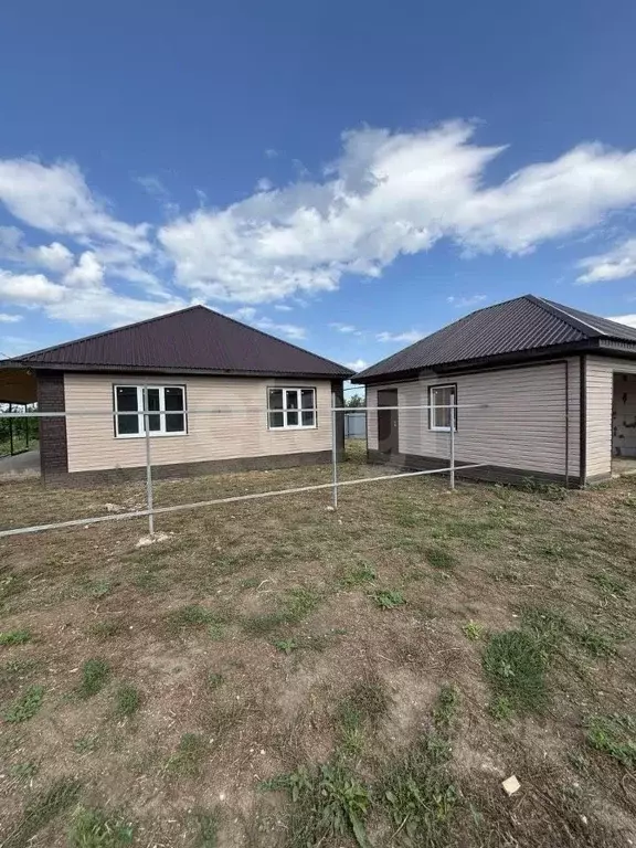 Дом в Белгородская область, Корочанский район, Погореловское с/пос, с. ... - Фото 1