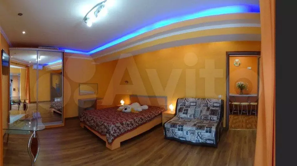 Комната 50 м в 1-к., 1/2 эт. - Фото 0