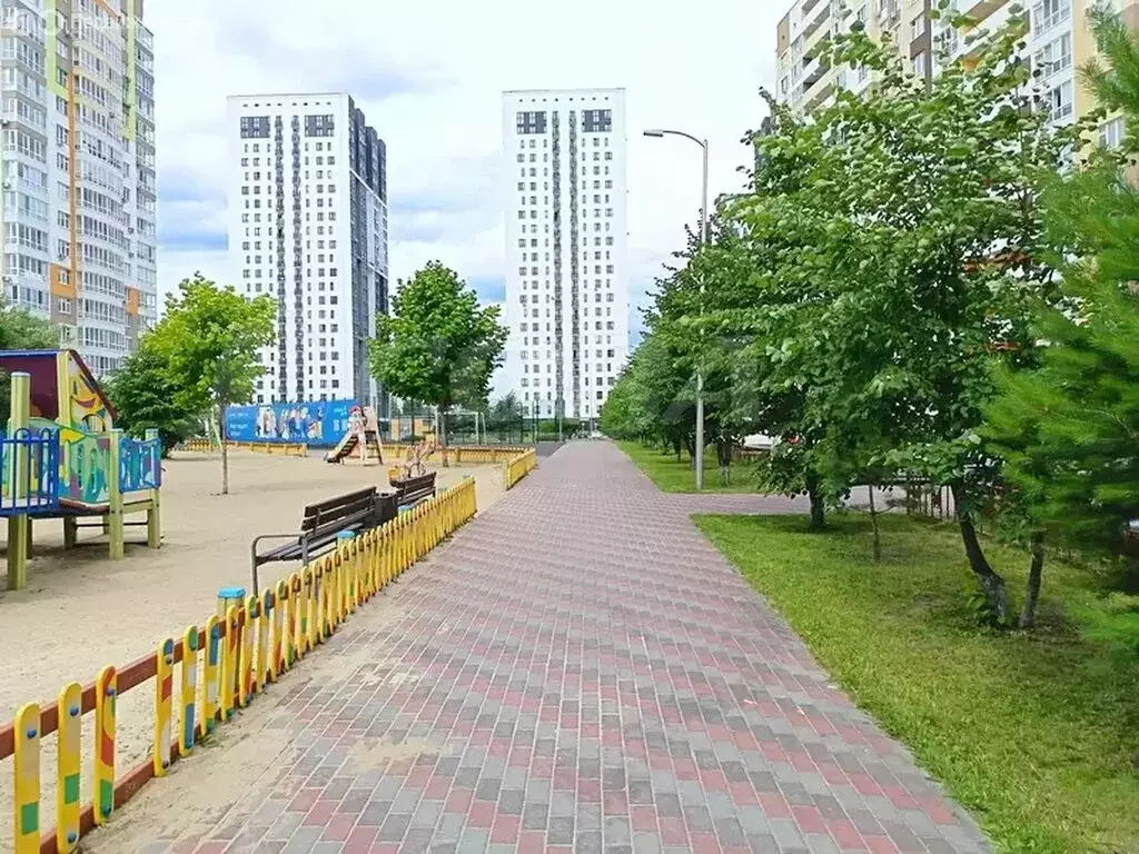 2-комнатная квартира: Тюмень, улица Александра Протозанова, 12 (62 м) - Фото 0