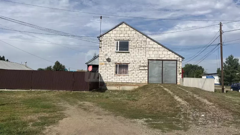 Дом в Оренбургская область, пос. Саракташ ул. Победы, 97 (98 м) - Фото 1
