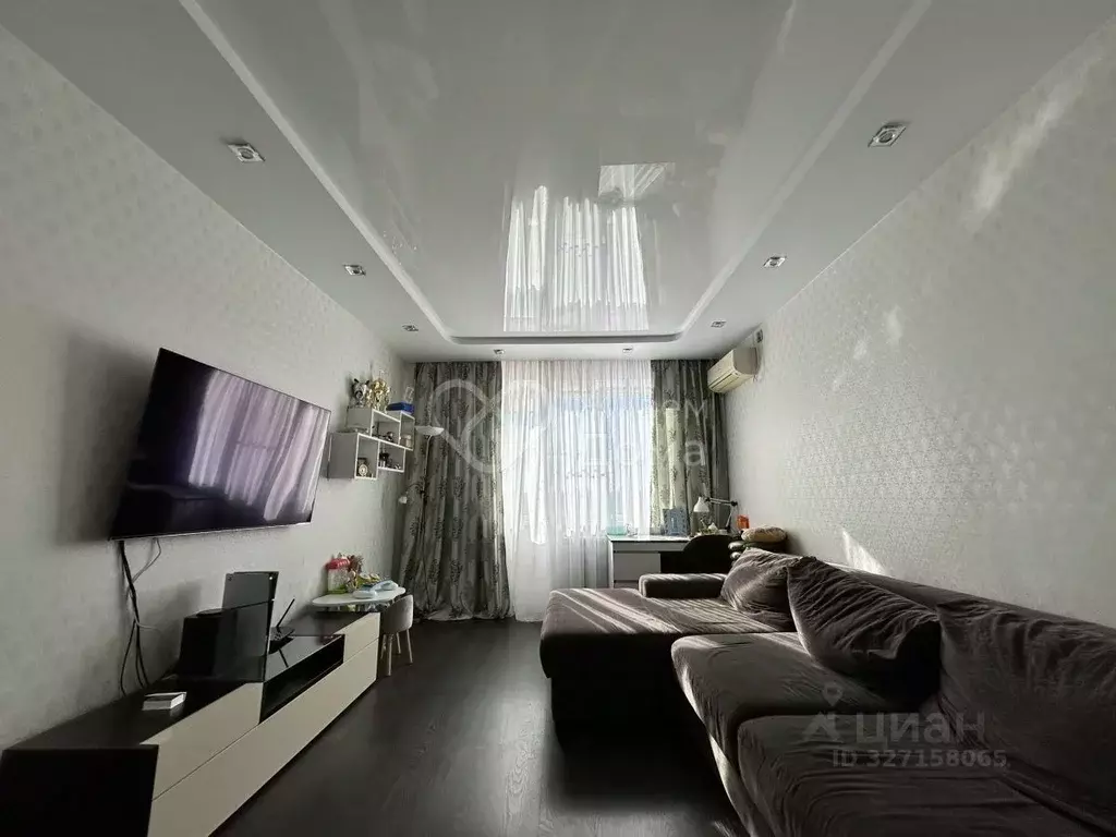 2-к кв. Волгоградская область, Волгоград ул. Кирова, 94 (50.7 м) - Фото 0