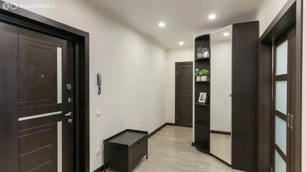 2-комнатная квартира: Тюмень, улица Монтажников, 51 (63.8 м) - Фото 0