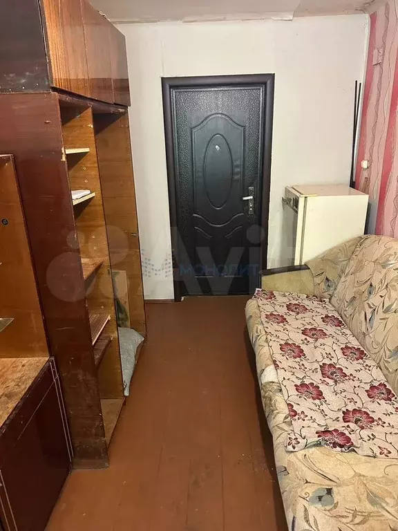 Комната 10 м в 6-к., 1/3 эт. - Фото 0