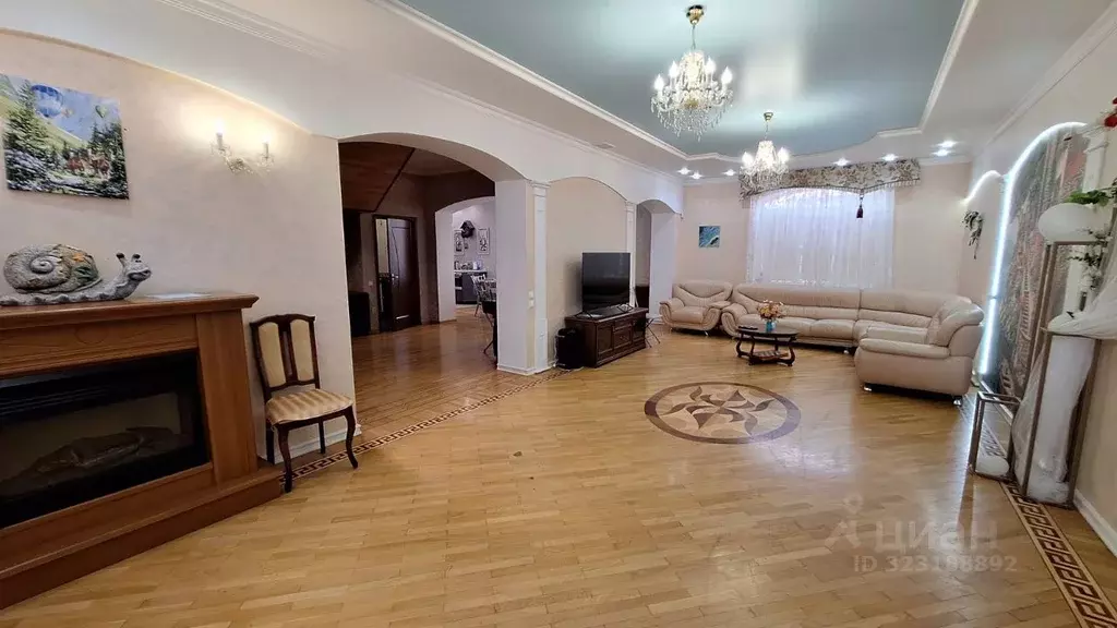 Дом в Астраханская область, Астрахань ул. Адмирала Угрюмова, 12 (315 ... - Фото 1