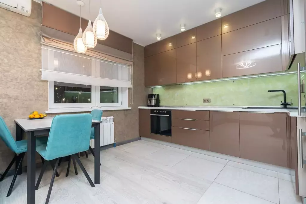 3-к кв. Омская область, Омск Взлетная ул., 15 (64.6 м) - Фото 1