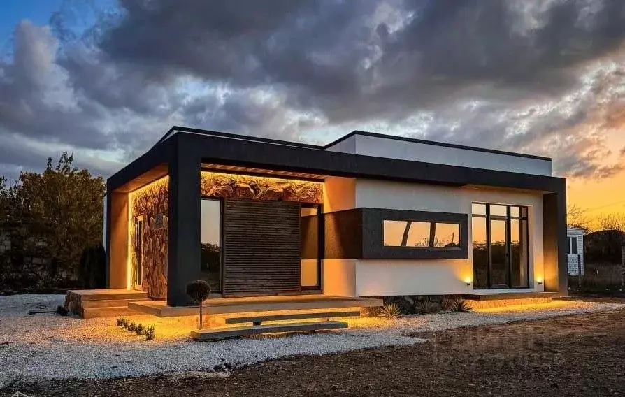 Дом в Крым, Сакский район, с. Суворовское ул. Мира, 21 (105 м) - Фото 1