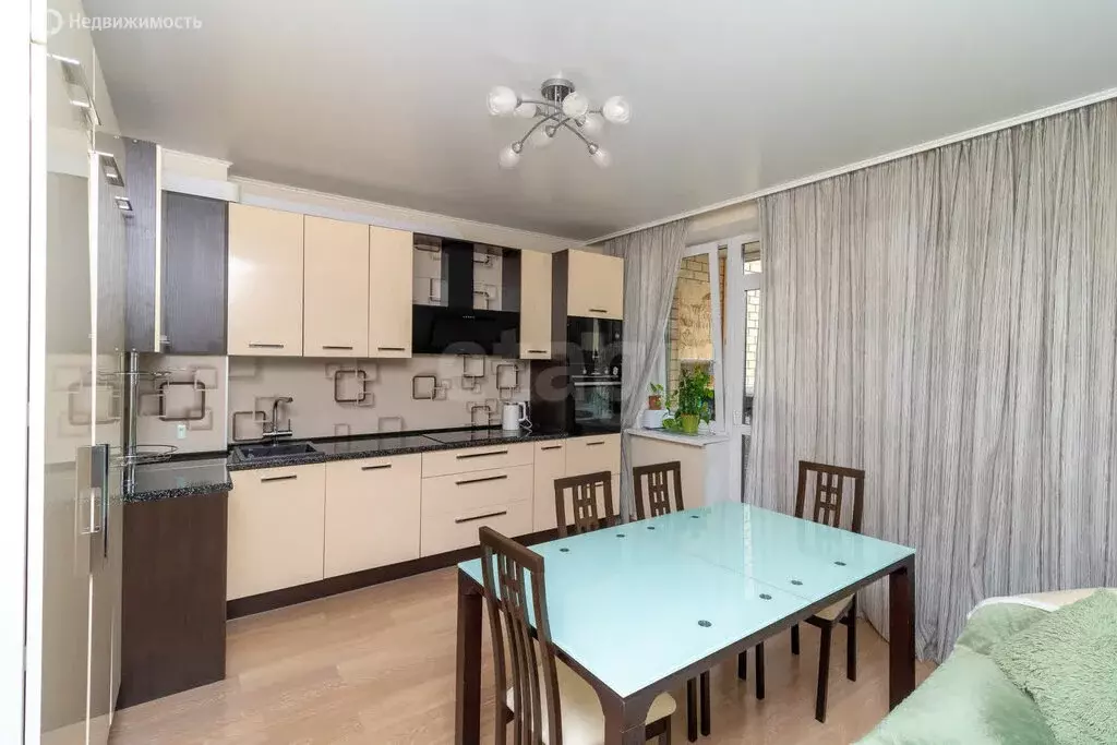 2-комнатная квартира: Тюмень, улица Тимофея Чаркова, 79 (63 м) - Фото 1
