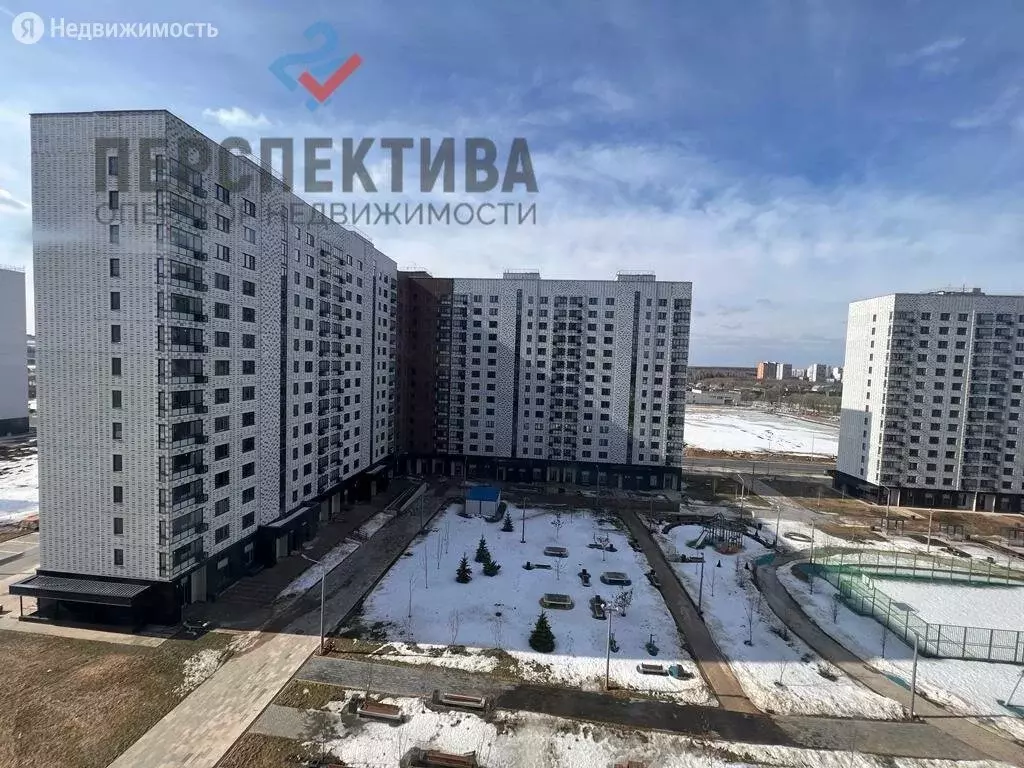 Улица кварцевая. Панельный дом двор. Панельный дом в пустыре. Панелька. Панельные дворы фото.