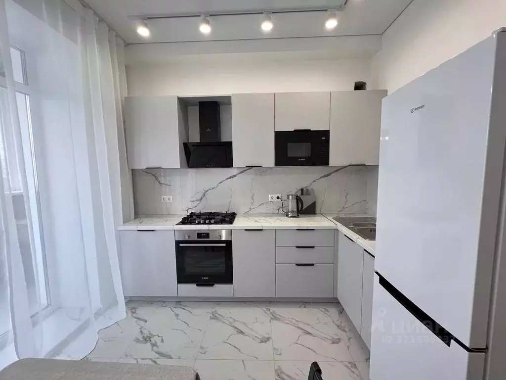 2-к кв. Челябинская область, Челябинск пл. Революции, 1 (70.0 м) - Фото 0