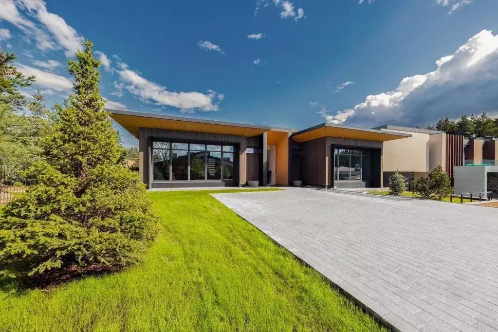 Дом в Краснодарский край, Сочи Сириус пгт, ул. Листопадная (500 м) - Фото 1