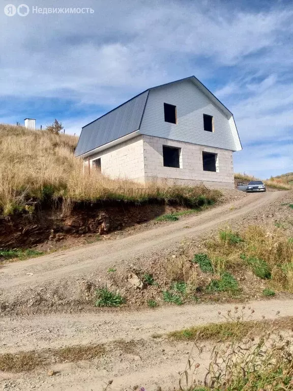 Дом в Майминский район, село Кызыл-Озек, Солнечная улица (150 м) - Фото 1