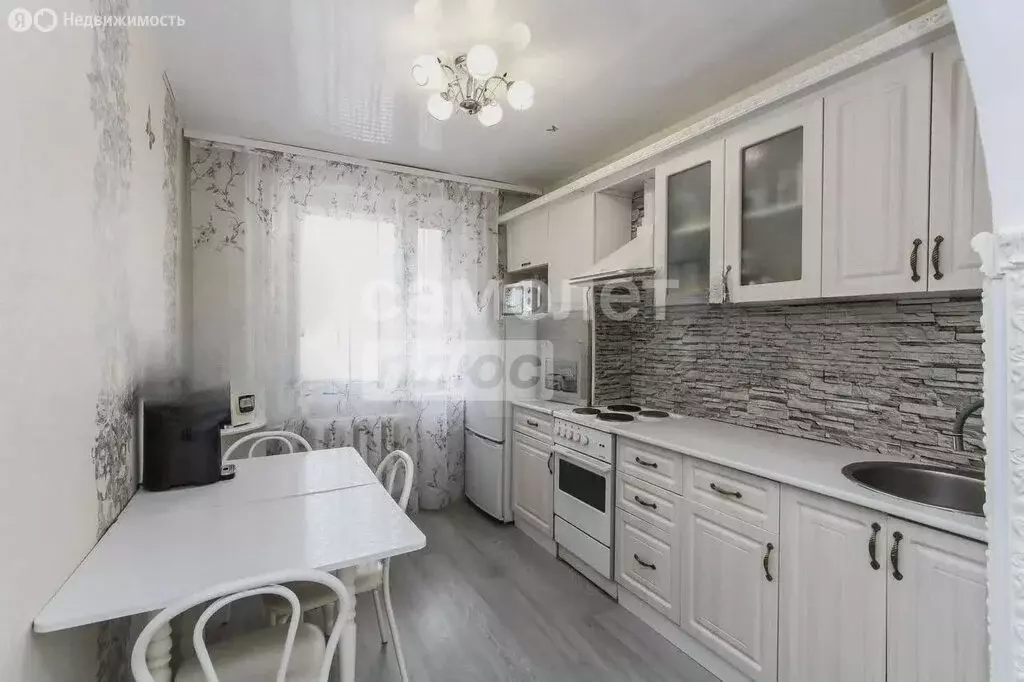 3-комнатная квартира: Тюмень, улица Домостроителей, 14 (70 м) - Фото 0
