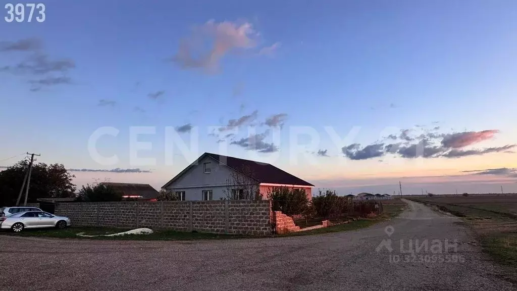 Дом в Крым, Сакский район, Молочненское с/пос, с. Абрикосовка  (100 м) - Фото 1