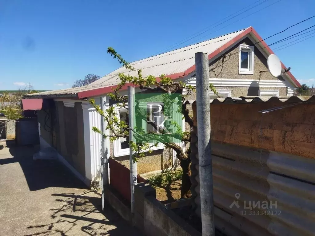 Дом в Крым, Бахчисарайский район, с. Угловое ул. Комарова, 33 (120 м) - Фото 1