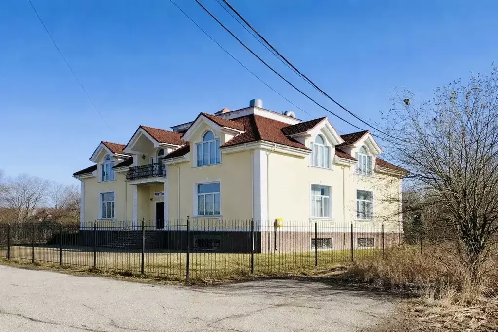 Дом в Санкт-Петербург, Санкт-Петербург, Петергоф ул. Веденеева, 18 ... - Фото 1