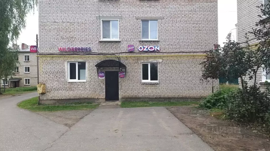 Торговая площадь в Удмуртия, Камбарка ул. Суворова, 15 (83 м) - Фото 1