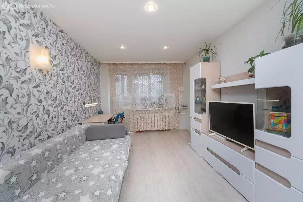 3-комнатная квартира: Пермь, улица Нефтяников, 60 (58.4 м) - Фото 1