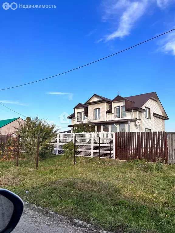 Дом в село Хомутово, улица Кирова (240 м) - Фото 1