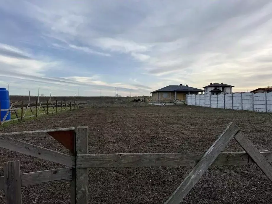 Участок в Крым, Симферопольский район, Перовское с/пос, с. Дубки ул. ... - Фото 1