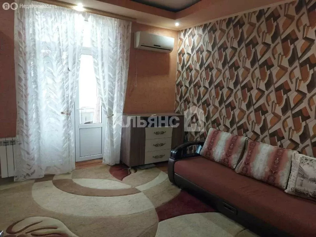 2-комнатная квартира: Каменск-Шахтинский, улица Ворошилова, 8 (50 м) - Фото 1