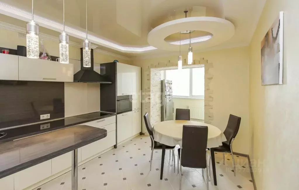 3-к кв. Тюменская область, Тюмень ул. Дружбы, 75 (83.6 м) - Фото 0