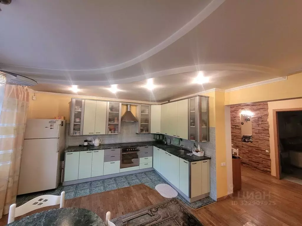 2-к кв. Кемеровская область, Новокузнецк ул. Кирова, 131 (79.6 м) - Фото 1