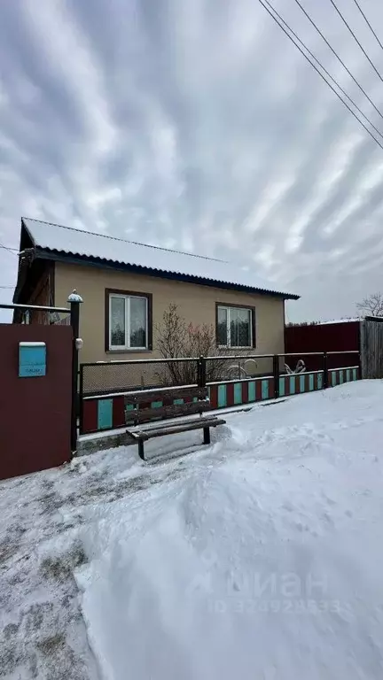 Дом в Красноярский край, Ермаковский сельсовет, с. Ермаковское ул. ... - Фото 1