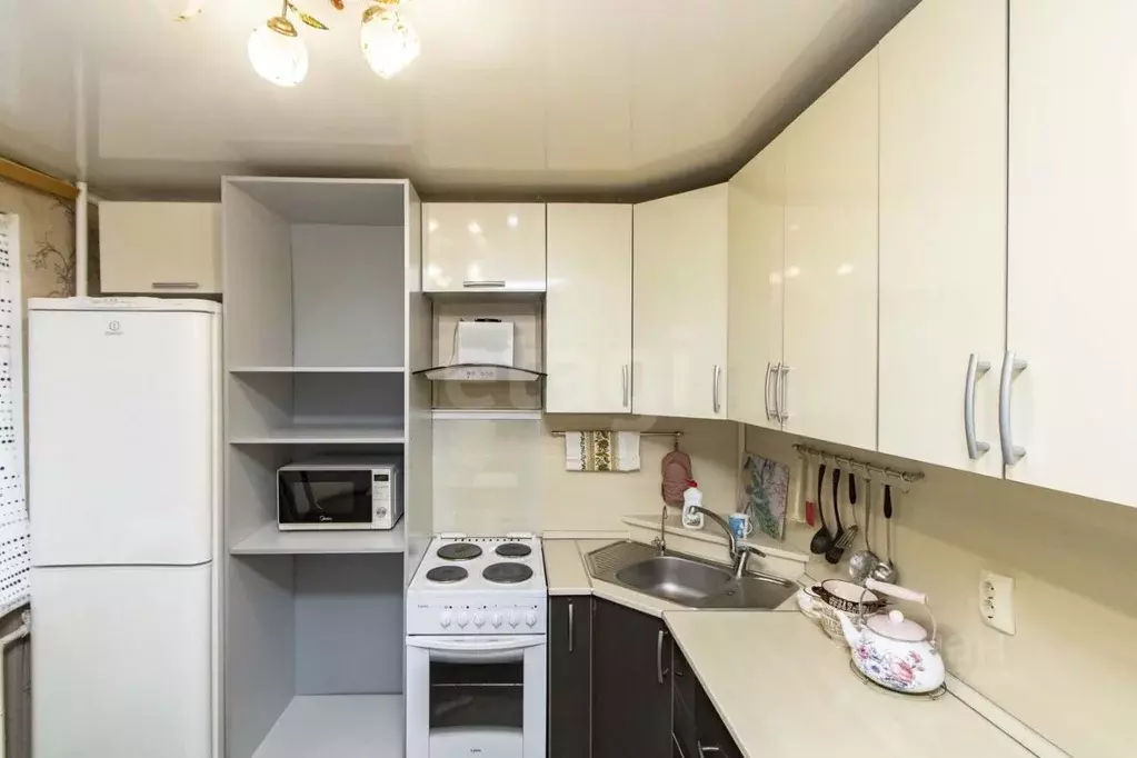 2-к кв. Тюменская область, Тюмень ул. 50 лет Октября, 33 (50.6 м) - Фото 1