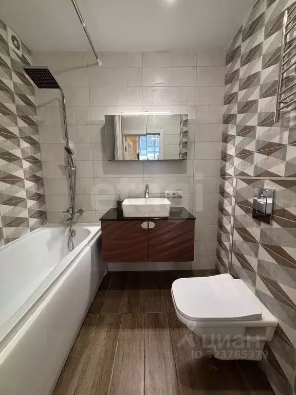 2-к кв. Тюменская область, Тюмень ул. Тимофея Чаркова, 83 (65.0 м) - Фото 1