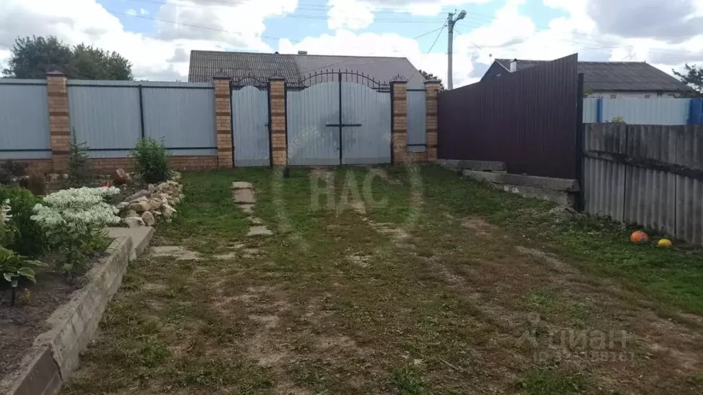 Дом в Курская область, Октябрьский район, Старковский сельсовет, с. ... - Фото 1