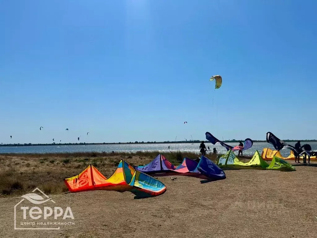 Участок в Крым, Черноморский район, с. Межводное ул. Сергея Королева ... - Фото 0