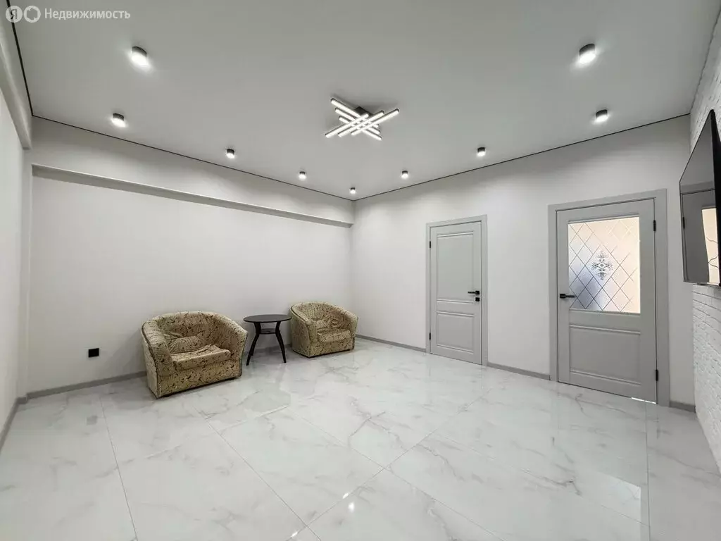 3-комнатная квартира: Нальчик, улица Шогенова, 7 (74 м) - Фото 1